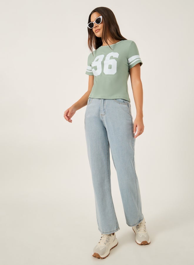 ستايلي تيشيرت قصير ضيق بطبعة فيرسيتي - Image 2